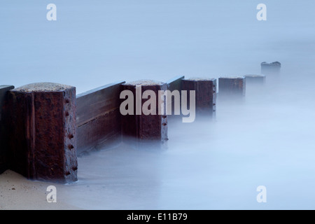 Misty Waves fagocitato arrugginimento pennelli Foto Stock