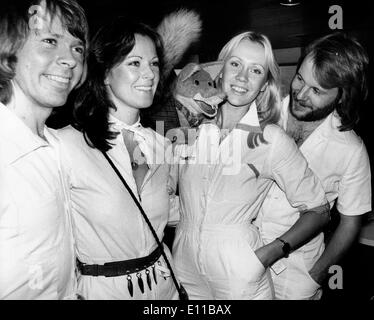 Nov 15, 1976; Londra, Regno Unito; il successo del pop svedese ABBA gruppo, che ha vinto il concorso Eurovisione con 'Waterloo' e da allora hanno venduto quasi milioni di singoli e lo scaglionamento di dodici milioni di LP, sono attualmente a Londra per promuovere il loro nuovo album " arrivo ". La figura mostra BJORN ULVAEUS, FRIDA LYNGSTAD, ANNA FALTSKOG e BENNY ANDERSON essendo accolti da spazzola di basilico, il burattino tv a bordo del Mayflower giardino, quando hanno preso un viaggio per il Tamigi dopo il loro arrivo a Londra. . (Credito Immagine: KEYSTONE Pictures USA/ZUMAPRESS.com) Foto Stock