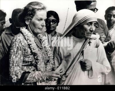 Nov. 17, 1976 - Robert McNamara il presidente della Banca Mondiale, visiti la baraccopoli zona sud di Calcutta: il Presidente della Banca Mondiale, il sig. Robert McNamara, accompagnato da sua moglie, ha recentemente visitato una delle baraccopoli a Ekbalpore nel sud di Calcutta. La foto mostra la sig.ra McNamara visto con Madre Teresa nella sua casa dei bambini in Shishu Bhavan, durante la visita delle baraccopoli. Foto Stock