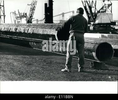 Lug. 07, 1976 - Newcastle, Australia membro dockyard lavoratore con grandi tubi di acciaio saldati / Foto Stock