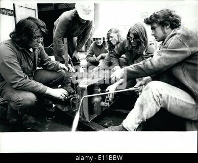 Lug. 07, 1976 - Newcastle, Australia membro dockyard apprendisti arroccato intorno a un altro utilizzando una torcia a gas. Foto Stock