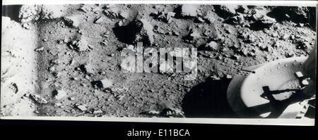 Lug. 07, 1976 - Le prime immagini del pianeta rosso marte: Questa è la prima foto mai la presa sulla superficie del pianeta Marte. È stata assunta da Viking 1 appena pochi minuti dopo il veicolo spaziale è atterrato con successo. Il centro dell'immagine è di circa cinque metri dal lander viking fotocamera. È possibile vedere sia il rooks e infine granulato di sabbia o polvere. Il viaggio a Viking 1 11 falene per attraversare il 200milioni di miglia di spazio. Foto Stock