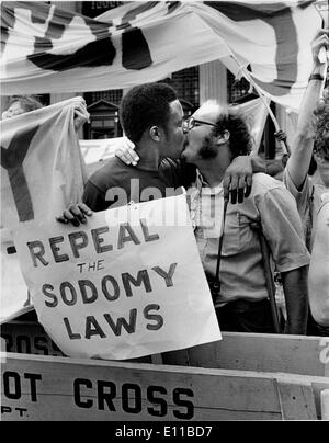 11 lug 1976; New York, NY, STATI UNITI D'AMERICA; Gay dimostranti al convention democratica in New York. (Credito Immagine: © Keystone foto Foto Stock