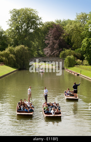 Punting sul fiume Cam in Cambridge tra Clare e re di ponti sul dorso, Cambridge Regno Unito Foto Stock