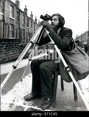 01 gennaio 1977 - Graham Hosty UN postino di Huddersfield ha scoperto una Nuova Nova dal suo cortile: Il sig. Graham Hosty, postman di 27 anni da Huddersfield ha scoperto una nova con niente di più per aiutarlo che un-livello in Astronomia-un buon occhio e la metà di un paio rotto di binocoli che gli costavano 10, e un osservatorio ospitato in un capannone di legno nel cortile della sua casa back-to-back. Si tratta di un risultato sorprendente e che sfugge la maggior parte degli astronomi in una vita di scansione del cielo notturno. Signor Foto Stock