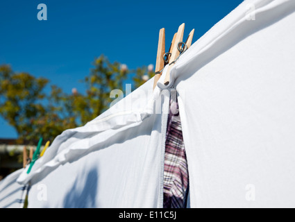 Primo piano di capi puliti asciugatura appesa all'esterno su una linea di lavaggio giorno Inghilterra Regno Unito Regno Unito Gran Bretagna Foto Stock