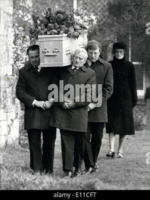 Gen 01, 1977 - Signore Avon è sepolto in un villaggio locale sagrato a Alvediston vicino a Salisbury: Signore Avon, l'ex primo ministro Sir Anthony Eden, fu sepolto oggi nel cimitero del villaggio di Santa Maria è la chiesa parrocchiale di Alvediston, vicino a Salisbury. Egli era vissuto nel paese per un periodo di dieci anni prima della sua morte venerdì scorso all'età di 79. Mostra fotografica di Lady Avon segue la bara per la chiesa di Santa Maria a Alvediston oggi. Foto Stock