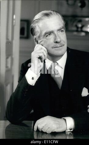 Gen 01, 1977 - Signore Avon: Signore Avon, è ancora gravemente malato a sua Wiltshire home, che soffrono di una progressiva insufficienza epatica, Signore Avon, che come Sir Anthony Eden è stato Primo ministro dal 1955 al 1957. La foto mostra il Sir Anthony Eden il giorno ha preso il posto di lavoro come il Primo ministro - Foto scattata 6-4-1055. Foto Stock