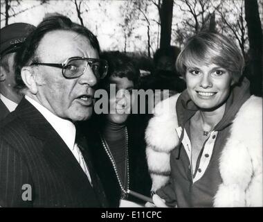 Febbraio 02, 1977 - Evening standard top fiction Premi al Savoy Hotel: molte stelle hanno partecipato oggi la sera Top Standard Drama Awards Luncheon al Savoy Hotel tra cui Edward Heath, Glenda Jackson, Sir Ralph Richardson e Warren Mitchell. Mostra fotografica di Richard Burton che ha presentato uno dei premi arriva al Savoy con sua moglie Suzy. Foto Stock