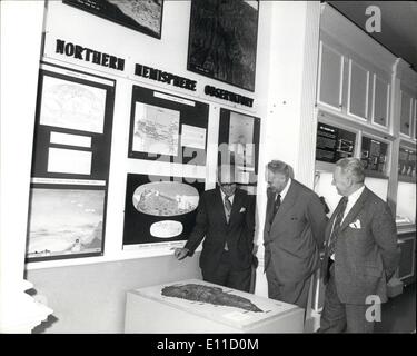 Apr. 04, 1977 - Royal Observatory di Greenwich mostra: Castello di Herstmonceux Sussex aperto da Patrick Moore: il Royal Observatory di Greenwich, Herstomnceux Castello, Sussex è stato inaugurato oggi come una mostra permanente di astronomia. La cerimonia è stata eseguita dal signor Partick Moore, il famoso astronomo che è ben noto per il suo programma televisivo "Il cielo di notte". La mostra la prima del suo genere mai montato presso l Osservatorio, è essendo alloggiato in una parte del castello e i membri del pubblico sarà ancora in grado di visitare il castello Foto Stock