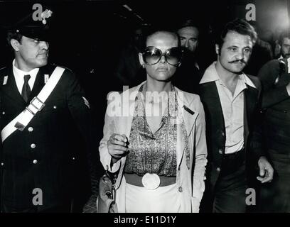 Apr. 04, 1977 - direttore Pasquale Squitieri, amico dell'attrice Claudia Cardinale, è andato alla corte di essere trattati come lui e la sua guardia del corpo Francesco Torrisi sparato una serie di germogli contro due fotografo che sono state prese dal lungo la lente di messa a fuoco all'interno della villa di attrice. La foto mostra il direttore Pasquale Squitieri arriva in tribunale. Foto Stock