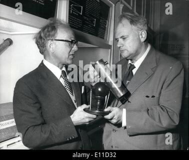 Apr. 04, 1977 - Royal Greenwich mostra di osservazione Herstmonoeur castello, sussex . Il Royal Observatory di Greenwich , Heretmonoeux Castello, Sussex è stato inaugurato oggi come una mostra permanente di astronomia . La cerimonia è stata eseguita dal sig. Patrick Moore, il famoso astronmer chi è ben noto per il suo programma televisivo "Il cielo di notte. La mostra la prima del suo genere mai montato presso l Osservatorio, è essendo alloggiato in una parte del Castello , e i membri del pubblico sarà ancora in grado di visitare il castello Foto Stock