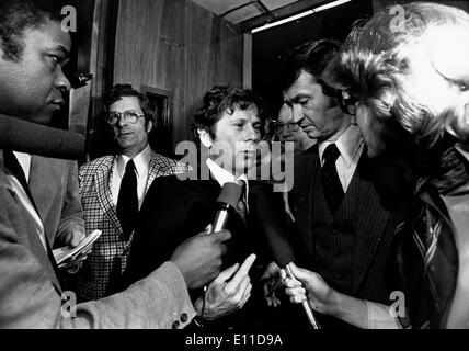 Apr 15, 1977; Paris, Francia; regista e attore di Roman Polanski (b. 8/18/1933) fu esiliato dagli Stati Uniti dopo il tentativo di fuggire dal carcere, e fu il marito della attrice Sharon Tate quando lei è stato brutalmente assassinato dal Manson Famiglia.. (Credito Immagine: KEYSTONE Pictures USA/ZUMAPRESS.com) Foto Stock