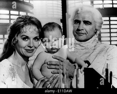 Maggio 03, 1977; Londra, UK; attore Marlon Brando 1924-2004 gioca Superman padre, 'Superman' il filmato con SUSANNAH YORK come Foto Stock