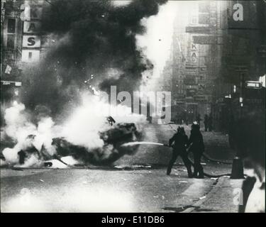 05 maggio 1977 - 5 Maggio 1977: giorno di maggio il massacro di Istanbul: durante un giorno di maggio nel Rally di Istanbul, Turchia, almeno 39 persone sono state uccise e molte ferite durante il pistolero sparato in mezzo alla folla. La foto mostra una masterizzazione in auto per le strade di Istanbul durante un giorno di maggio nel Rally che 39 persone sono state uccise. Foto Stock