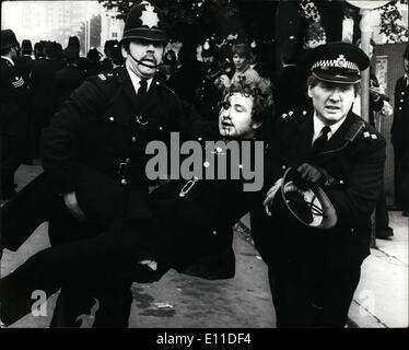 Agosto 08, 1977 - 200 manifestanti sono stati arrestati durante la violenza a Londra dimostranti: circa 200 manifestanti sono stati arrestati e oltre 555 polizia feriti in violenti scontri durante il mese di marzo a Lewisham nel sud di Londra oggi. Prendendo parte erano il Fronte nazionale sostenitori in uno marzo e i membri del gruppo del partito del socialismo europeo Partito dei lavoratori che sono stati determinati per impedire loro di marciare. Le due parti si sono incontrate e violenza scoppiata che hanno coinvolto anche 4.000 poliziotti. La foto mostra: un poliziotto con lo streaming del sangue verso il basso il suo volto è di essere aiutato per la sicurezza da parte di colleghi, nella nuova croce oggi Foto Stock