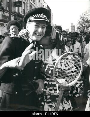 Agosto 08, 1977 - Violenza razzi AL CARNEVALE DI NOTTING HILL: Mobs di rivolta ai giovani si sono scontrati con la polizia durante il carnevale di Notting Hill la notte scorsa, come polizia e spostato in essi si sono incontrati con la grandine di lattina di birra e bottiglie, mattoni - gambe di sedie. Da mezzanotte il numero di feriti aveva raggiunto 220, di cui 90 sono state scattate in ospedale alcuni con ferite stab. La foto mostra un West donne indiane è visto baciare un funzionario di polizia durante il carnevale di Notting Hill ieri, prima che la violenza è scoppiata. Foto Stock