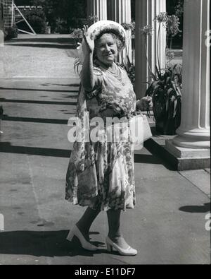 Agosto 08, 1977 - La Regina madre è 77 oggi; Mostra fotografica di H.M. La regina Elisabetta Regina madre onde top la folla fuori Clarence House oggi. Foto Stock