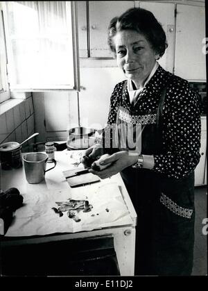 Maggio 05, 1977 - Sig.ra Blunschy: il Parlamento europeo-presidente, avvocato e casalinga: Lunedì a Berna il sig. Elizabeth Blunschy è stato eletto presidente del parlamento svizzero. È la prima volta che una donna prende il rang-più alta sede in Svizzera. La sig.ra Blunschy - lei è una vedova è avvocato a Svitto(Svizzera Centrale) e - casa - moglie. La foto mostra il suo nella cucina di casa sua a Svitto. Foto Stock