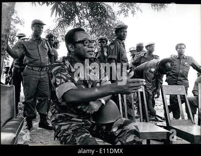 Maggio 05, 1977 - Zaire: Shaba provincia: Presidente Mobutu Sese Seko nella sua battaglia di indirizzamento del vestito di ufficiali e soldati vicino Mutshatsha nella guerra tern provincia di Shaba. Foto Stock