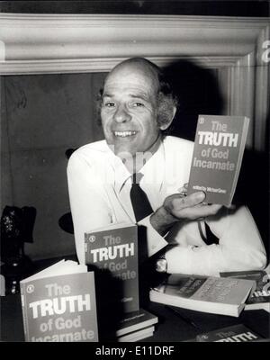 Agosto 17, 1977 - Conferenza stampa per il lancio di ''La verità di Dio incarnato " Chapter House San Paolo.: una conferenza stampa si è tenuta oggi presso la Chapter House, San Paolo dal Canonico Michael Green, Rettore del St. Aldate, in Oxford, per il lancio del suo libro ''Te la verità di Dio incarnato'' che è la risposta al controverso libro pubblicato il mese scorso chiamato ''Il mito del dio incarnato'' che aveva sostenuto che Cristo non ha proclamato la propria divinità ma che successivamente fu ascritto al suo dai suoi seguaci. La foto mostra il Canonico Michael Green rettore di St Foto Stock