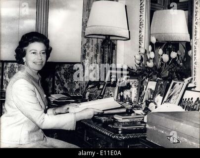 16 maggio 1977 - Tenetevi pronti per il Regno Unito per i Silver Jubilee tours: fotografie di famiglia portare ricordi felici come la regina delle perdite attraverso il suo diario di impegno come lei ottiene pronta per il suo Giubileo d'argento tour della Gran Bretagna che inizia domani. Seduto alla sua scrivania al Castello di Windsor, indossava un abito e una giacca di sapiente floccato a lana bianca. Foto Stock