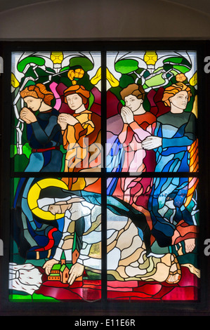 Art Nouveau vetrata di Jozef Mehoffer alla cappella del castello di Baranow Sandomierski, Malopolska, Polonia Foto Stock