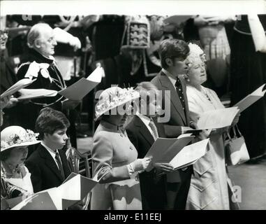 Giugno 06, 1977 - Il Queen's Royal drive per celebrare il suo argento jubliee. La regina e il Duca di Edimburgo in incoronazione pullman ha lasciato Buckingham Palace per la trasmissione alla Cattedrale di St Paul per il giorno del ringraziamento servizio- dopo che lei sarà a piedi per la Guildhall per il pranzo e poi affrontare la nazione. La foto mostra il visto durante il servizio L-R , la signora Sarah Armstrong Jones , Viscput Linley , la principessa Margaret, Prince Edward, il principe Andréj e la Regina Madre. Foto Stock