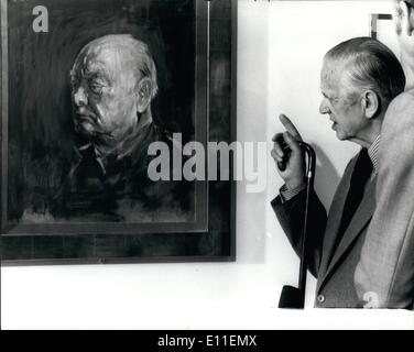 Giugno 06, 1977 - Ritratti di Graham Sutherland al NCP: La prima mostra di essere dedicato alla ritrattistica di Graham Sutherland si apre domani presso la National Portrait Gallery di sale espositive in Carlton House Terrace. La mostra ,"ritratti di Graham Sutherland' coprirà circa 100 opere, solo26 di cui sono stati precedentemente esposti. Graham Sutherland spiegando il lavoro su uno dei suoi ritratti di Sir Winston Churchill. Foto Stock