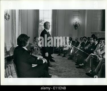 Giugno 06, 1977 - Presidente Jimmy Carter si è incontrato oggi con i membri della casa modi e mezzi comitato nello stato in sala da pranzo. Il presidente ha discusso la sua emery una legislazione che è attualmente dinanzi al comitato. In prua-terra per i presidenti a destra è sost. Al Ullman (Democratico di Oregon) chi è il presidente del comitato e dietro il presidente per la sua sinistra è segretario del Tesoro, W. Michael Blumenthal. Foto Stock