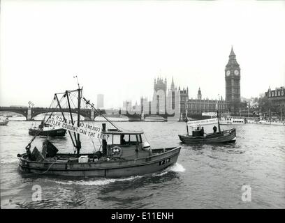 Giugno 06, 1977 - 50 pesca Barche a vela fino al Tamigi di casa del Comune per protestare contro la pesca eccessiva Limites: Il Kerryclair, sinistra, da Faversham e la rosa da Rye sul loro modo alla House of Commons yester quando 50 battute di pesca navigato fino al Tamigi di lobby per un 50 miglia per i pescatori britannici. Foto Stock