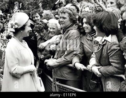 Giugno 07, 1977 - Il Queen's Royal drive per celebrare il suo Giubileo d'argento: della Regina e del Duca di Edimburgo in incoronazione pullman ha lasciato Buckingham Palace per l'unità alla Cattedrale di San Paolo per il servizio del ringraziamento. Dopo che lei sarà a piedi per la Guildhall per il pranzo e poi il suo discorso alla nazione. La foto mostra la regina incontra il popolo durante il suo cammino circa da San Paolo per la Guildhall oggi. Foto Stock