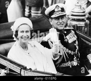 Elisabetta II e del Principe Filippo dopo il trono di argento Giubileo Foto Stock