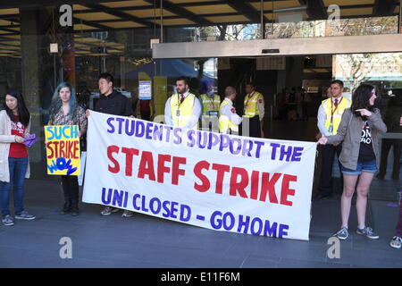 Sydney, Australia. 21 Maggio, 2014. Il personale sono andati in sciopero più pagare e condizioni davanti ad un capillare di protesta degli studenti contro il bilancio federale. Credito: martin berry/Alamy Live News Foto Stock