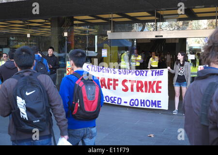 Sydney, Australia. 21 Maggio, 2014. Il personale sono andati in sciopero più pagare e condizioni davanti ad un capillare di protesta degli studenti contro il bilancio federale. Credito: martin berry/Alamy Live News Foto Stock