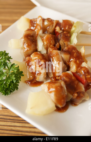 Yakitori, pollo grigliato, ananas e cipolla, un Giapponese tipo di kebab Foto Stock