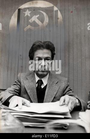 Leader comunista Enrico Berlinguer alla sua scrivania Foto Stock