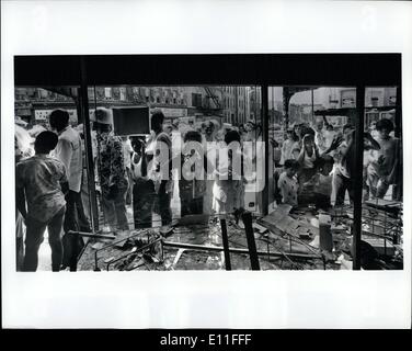 Lug. 07, 1977 - La sezione Bushwick di Brooklyn, New York: Residenti della sezione Bushwick di Brooklyn Peer attraverso la finestra di uno dei molti negozi saccheggiati in questa zona di Brooklyn dopo il New York blackout. Foto Stock