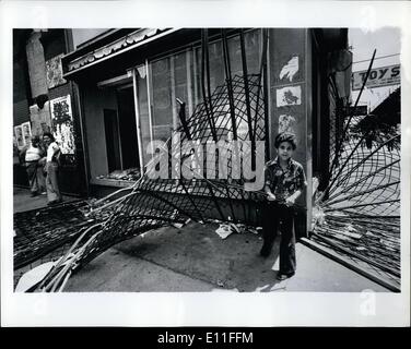 Lug. 07, 1977 - La sezione Bushwick di Brooklyn, New York durante il New York Blackout questo quartiere di Brooklyn subito da pesanti saccheggi che ha continuato per tutta la notte e il giorno successivo. La foto mostra un quartiere bambino gioca nella parte anteriore di un saccheggiato Store. Foto Stock