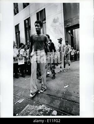 Lug. 07, 1977 - Mentre il potere è stato gradualmente ripristinato per la città di New York in seguito ieri il blackout, saccheggiatori erano ancora di essere arrestato in grandi numeri. La foto mostra il sospetto di saccheggiatori che vengono rimossi dal carcere temporaneo che è stato impostato per tenerli a causa del sovraffollamento. Entro la fine del giorno busloads di arrestato saccheggiatori hanno dovuto essere rinviati per i quartieri in cui essi sono stati arrestati perché il carcere è stato pieno. Foto Stock