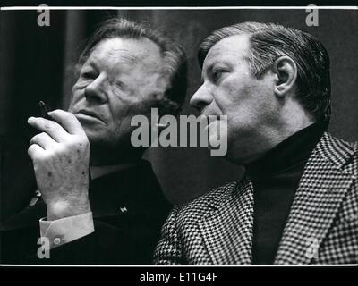 Nov. 11, 1977 - Nel centro Congressi di Amburgo (RFT) al presente si svolge la festa del rally il Partito socialdemocratico (SPD). Nel suo discorso di apertura del partito-presidente Willy Brandt detto a c. 430 delegati, che anche in tempi di difficoltà economiche del DOCUP non vuole ritirarsi dal governo-responsabilità. La più discussa questione a cinque giorni di festa rally è l'energia nucleare e tutti i suoi problemi. rally è l'energia nucleare e tutti i suoi problemi. OPS: SPD-presidente Willy Brandt (l) e il cancelliere federale Helmut Schmidt al DOCUP-party rally in Amburgo. Foto Stock