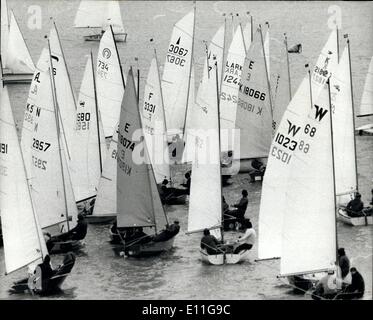 Gen 03, 1978 - ''ghiacciolo'' gara a Burnham: foto mostra la vela in posizione per l'inizio del Royal Corinthian Yacht Club 'ghiacciolo'' gara a Burnham on Crouch, Essex. Foto Stock