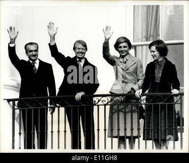 Nov. 14, 1977 - La Casa Bianca - sventolare dal balcone rivolto a sud Prato della casa bianca dopo ufficiale di cerimonie di benvenuto sono da sinistra a destra; lo Scià dell'Iran Imperatore Reza Palhevi, presidente Jimmy Carter, Imperatrice Farah Diba, e Fir Lady Roselyn Carter Foto Stock