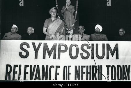 Il 12 Dic. 1977 - ex primo ministro sig.ra Indira Gandhi indirizzamento di un simposio sul tema "Rilevanza di Nehru oggi' a Mavalankar Hall di New Delhi. Visto da sinistra sono il Sig. S.D. Sharma, il sig. S.A. Dange, il sig. V.P. Naik (che ha presieduto il sig. Giani Zain Singh, il sig. Devgun Savita e. Foto Stock