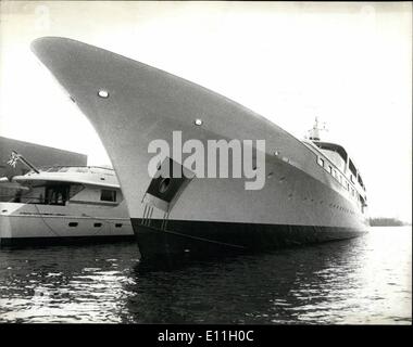 Il 12 Dic. 1977 - Yacht degna di un re.: King Khaled di Arabia Saudita è di nuovo yacht ''Al Riyadh'' è stato recentemente lanciato a Van Lent cortile a Kaag, Olanda. Sir John Onslow 44, veterano skipper di milionari yacht è stato scelto per il capitano decorate sontuosamente ?7 milioni di nave. Sir John ha a manovrare la nave attraverso le 8 miglia di stretto canale, dove la barca è stata costruita senza graffiare la vernice. Foto Stock