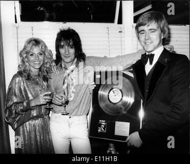 Dic 22, 1977; Londra, Inghilterra, Regno Unito; attrice svedese BRITT EKLAND e il suo fidanzato cantante ROD STEWART, come egli è presentato con un Foto Stock