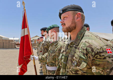 Danese soldati dell esercito di stand in formazione durante il fine della cerimonia di funzionamento che segna la fine del danese le operazioni di combattimento in Afghanistan 20 maggio 2014 presso il Camp Viking, provincia di Helmand, Afghanistan. Foto Stock