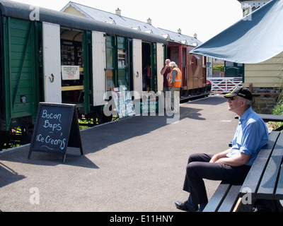 Il centro espositivo in vecchia carrozza ferroviaria a Bideford Station, ora parte della Tarka trail, Devon, Regno Unito Foto Stock