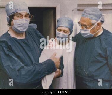 Lug. 07, 1978 - Il dottor Robert Edwards tenendo la prima provetta Baby Louise gioia marrone. guardato da la levatrice e la dott.ssa Parrick Stentoe dopo la nascita a Oldham Hospital. Foto Stock