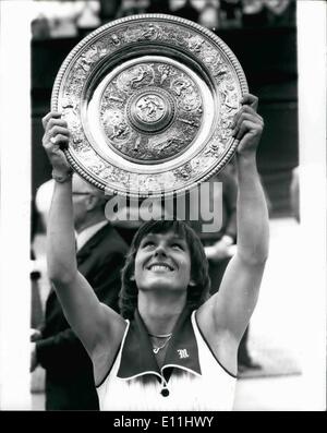 Lug. 07, 1978 - Martiha Navratilova vince il signore sceglie il titolo a Wimbledon: Matina Lavratilova, il n. 2 le sementi nato in Cecoslovacchia ma ora vive negli Stati Uniti, ha vinto il singolare femminile titolo a Wimbledon oggi battendo Chris Evert anche da parte americana e il n. 1 sementi da 2-6 64 75. Mostra fotografica di Martina Navratilova tenere alto il trofeo dopo aver vinto i singles titolo sul Centre Court a Wimbledon oggi. Foto Stock